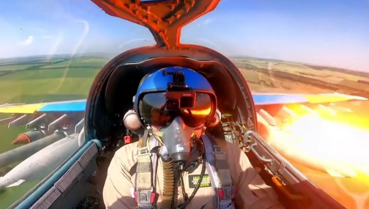 Ukazał się spektakularny film z kokpitu samolotu szturmowego Su-25 Grach z wystrzeleniem rakiet S-25