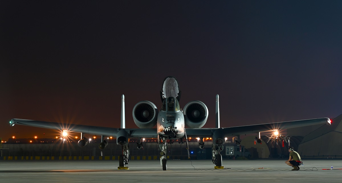 Samoloty szturmowe A-10 Thunderbolt II latają z bazy lotniczej Al Dhafra na Bliskim Wschodzie