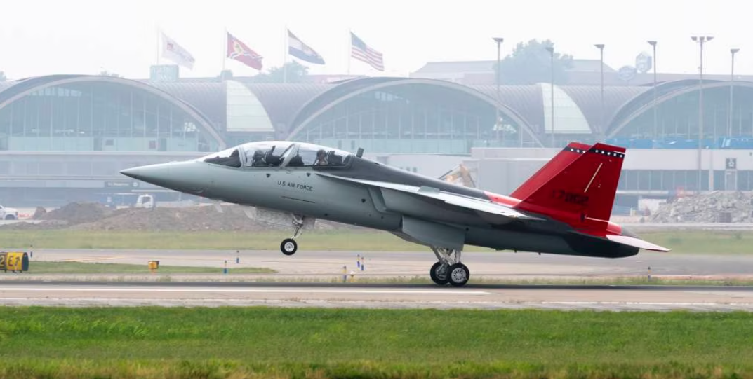 Długo cierpiący Boeing T-7A Red Hawk wykonał swój dziewiczy lot trwający ponad godzinę.