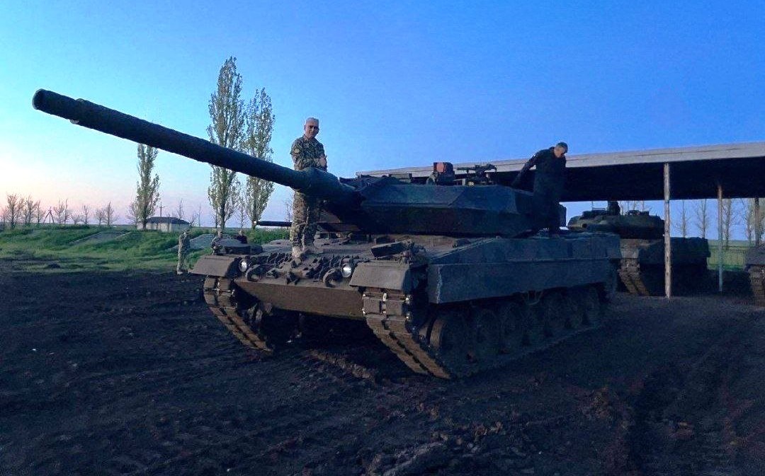 Niemieckie czołgi Leopard 2A6 ostrzeliwują rosyjskie T-62MV podczas treningu