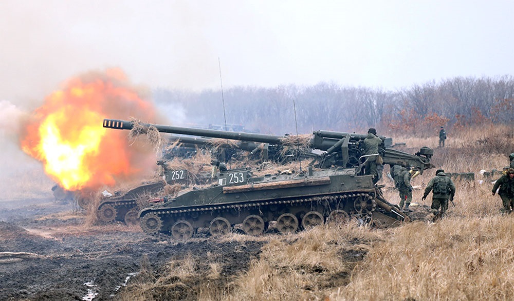 Ukraińscy artylerzyści niszczą dwa rosyjskie samobieżne działa 152 mm 2S5 Giatsint-S