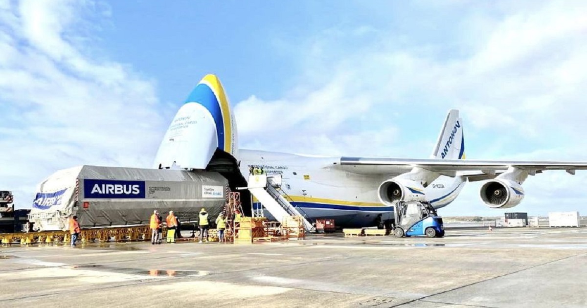 Ukraiński samolot AN-124-100-150 dostarcza 50-tonowego satelitę Airbusa na stanowisko startowe NASA, skąd zostanie wystrzelony przez SpaceX