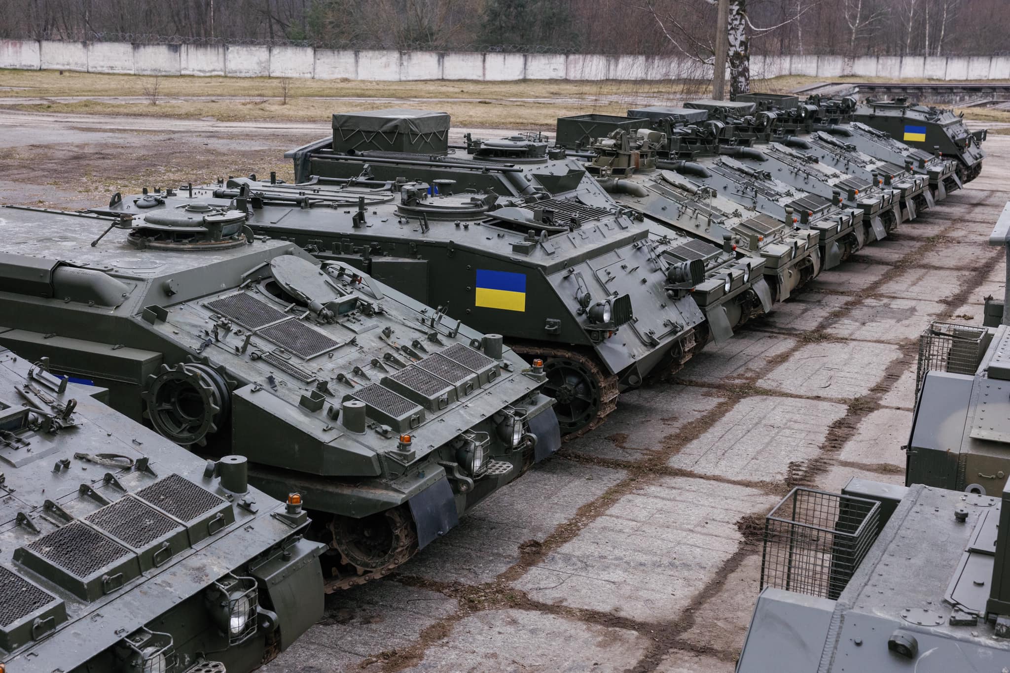 Serhij Prytula kupił 101 transporterów opancerzonych FV103 Spartan, FV104 Samaritan, FV105 Sultan, Stormer, Shielder, FV432 Bulldog, FV434 i FV106 Samson dla Sił Zbrojnych Ukrainy za 6,4 mln USD