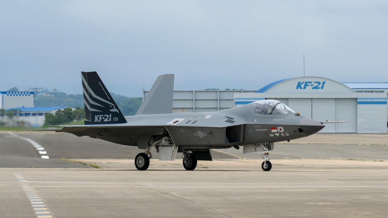 Prototyp dwumiejscowego myśliwca KF-21 Boramae po raz pierwszy wzbija się w powietrze