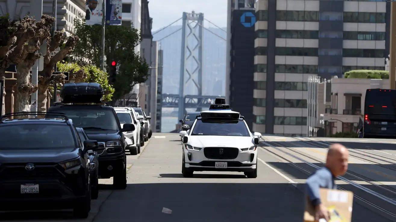 Prokurator z San Francisco prosi władze Kalifornii o zawieszenie zezwoleń na 24-godzinną usługę taksówek robotów Waymo i Cruise