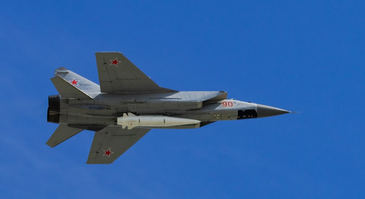 Rosjanie pokazują Kim Dzong Unowi zmodernizowany myśliwiec MiG-31I dla pseudo-hipersonicznych pocisków rakietowych Kh-47M2