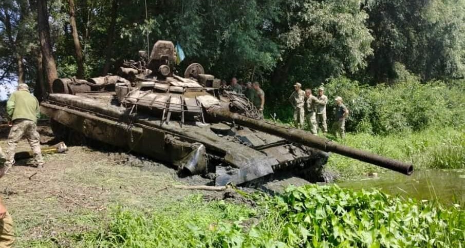 Ukraińscy nurkowie wydobyli na powierzchnię rosyjski czołg T-72, który przeleżał na dnie rzeki przez ponad rok.