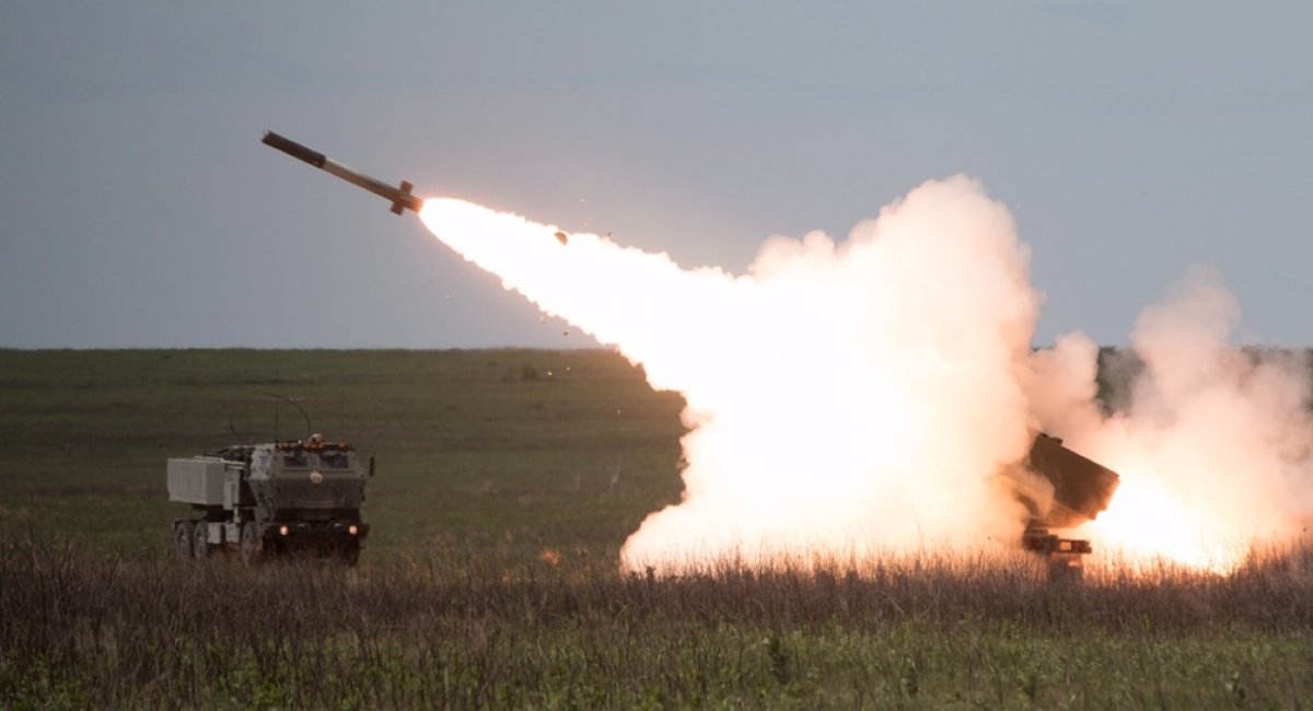 Ukraińscy artylerzyści używają HIMARS do zniszczenia rzadkiego rosyjskiego systemu rakietowego 2B26 Grad na podwoziu KAMAZ-5350.