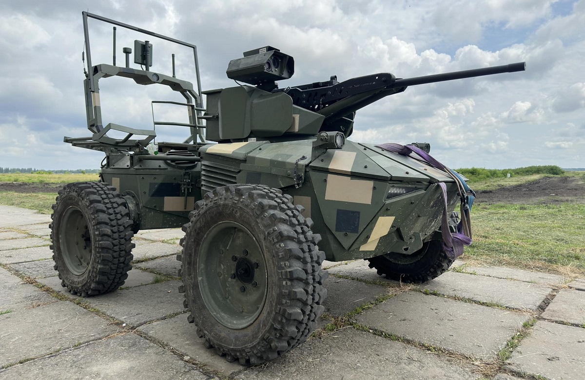 Ukraińskie Siły Obronne testują bezzałogowego robota Ironclad z kamerą termowizyjną i wieżyczką bojową ShaBla M2 w rzeczywistych warunkach bojowych.