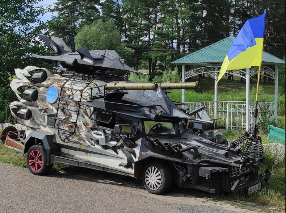Ukrainiec stworzył brutalny samochód z dwoma Lockheedami F-117 Nighthawk, mnóstwem broni i rakietą, by przestraszyć Rosjan