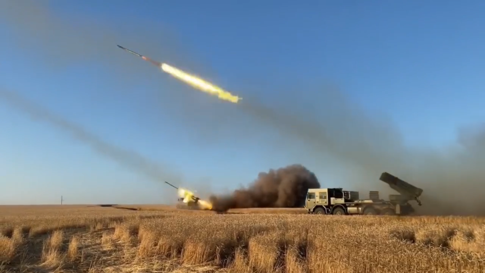 Siły Zbrojne Ukrainy zademonstrowały spektakularny film ze wspólnej operacji systemów rakietowych RM-70 Vampire i Grad