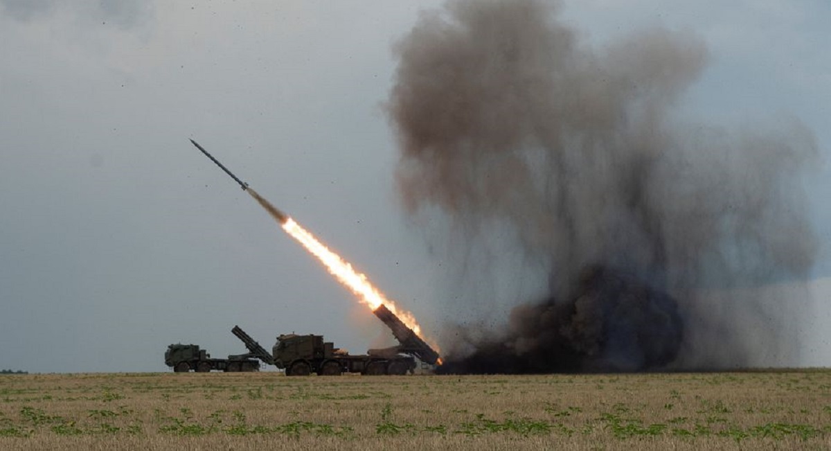 Sztab generalny pokazał wideo ze wspólnego wystrzelenia pocisków z ukraińskich systemów rakietowych Uragan i Burewicz.
