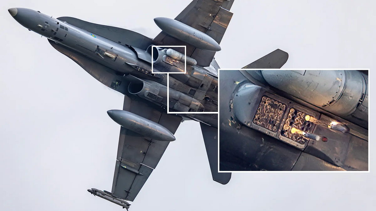 Fotografowi udało się zrobić zdjęcie pułapki cieplnej AN/ALE-47 na myśliwcu F/A-18D Hornet