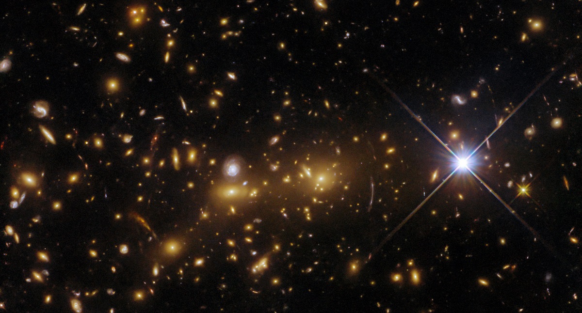 Hubble ujawnił narodziny kosmicznego potwora oddalonego o 8 miliardów lat świetlnych w gwiazdozbiorze Canes Venatici.