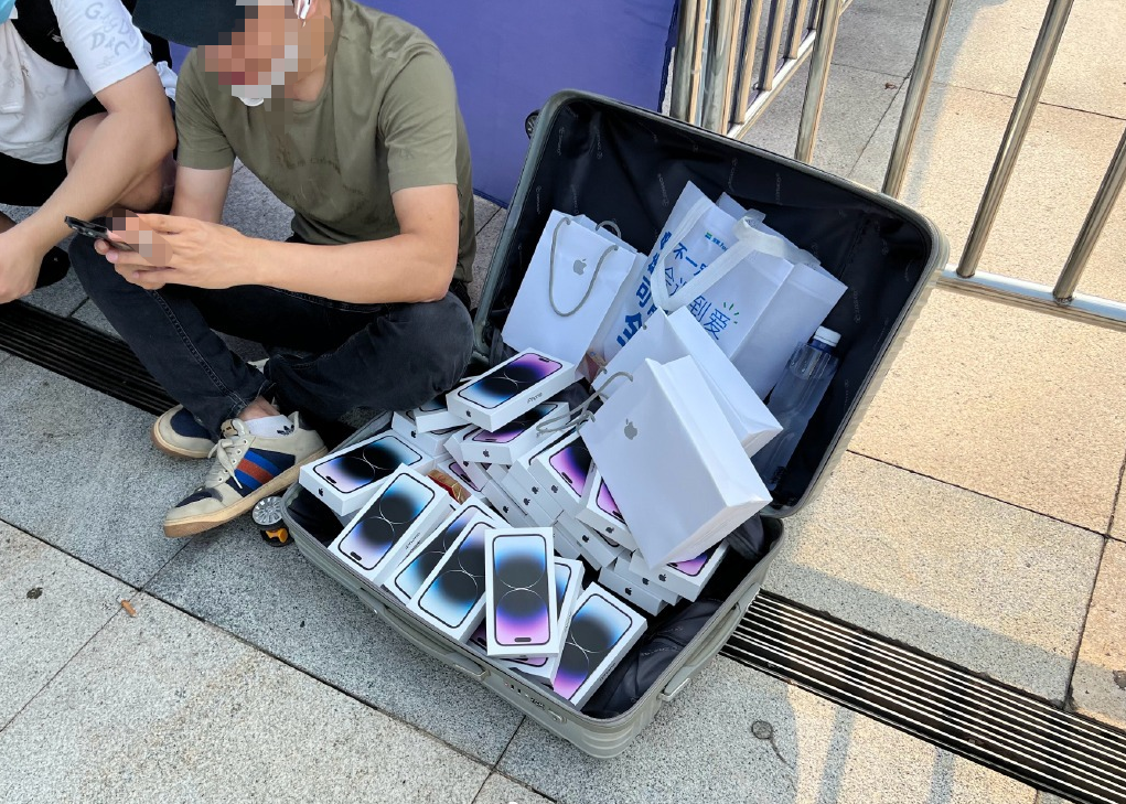 Chińscy resellerzy sprzedają walizki pełne iPhone'ów 14 Pro Max wprost na ulicy z marżą do 600 dolarów
