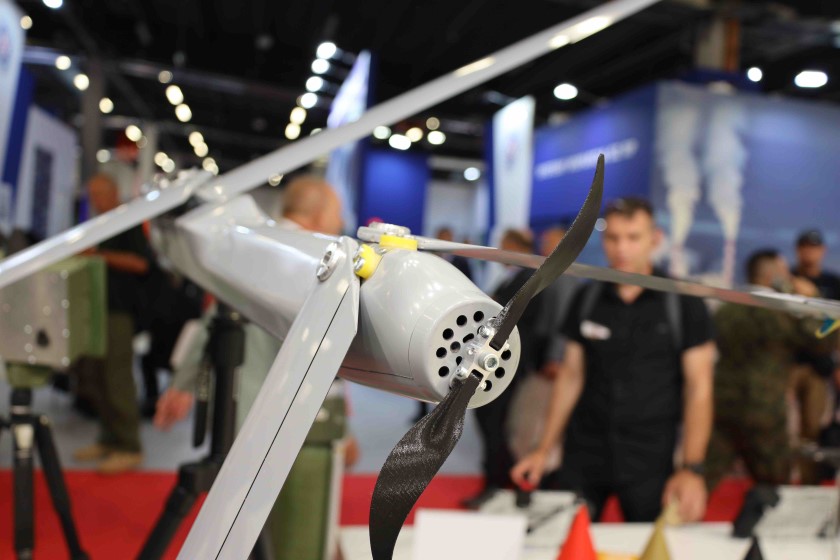 Dron kamikadze Giez, który może być wyposażony w pociski termobaryczne i spadochron, został zaprezentowany na targach zbrojeniowych MSPO-2023.