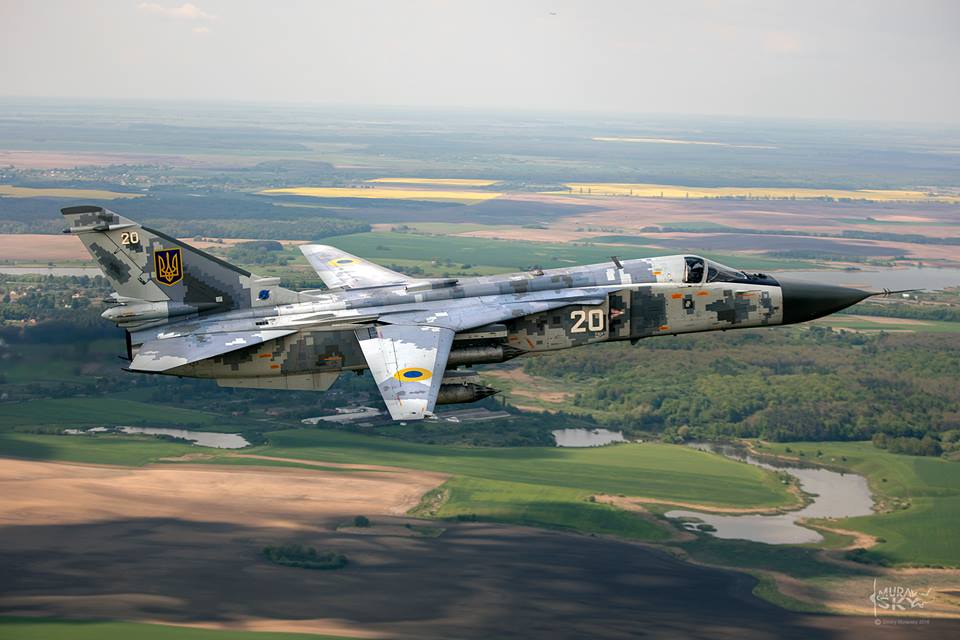 Siły Zbrojne Ukrainy pokazały samolot Su-24M z rzadkimi kierowanymi pociskami rakietowymi X25-ML - naprowadzanie laserowe, zasięg startu 10 km i prędkość 3130 km/h