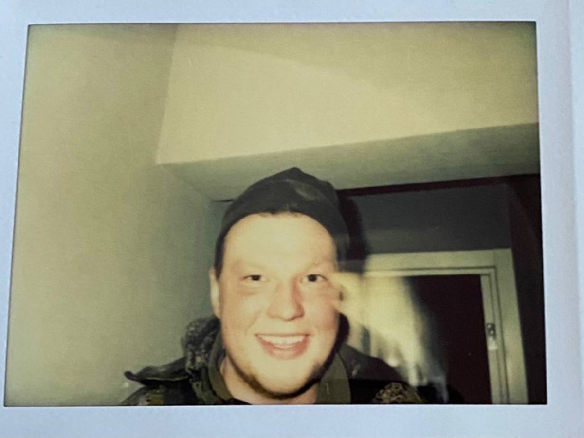 Okupant nie zrozumiał polaroida i zostawił swoje zdjęcie w splądrowanym mieszkaniu: za pomocą sztucznej inteligencji „miłośnik selfie” został już zidentyfikowany