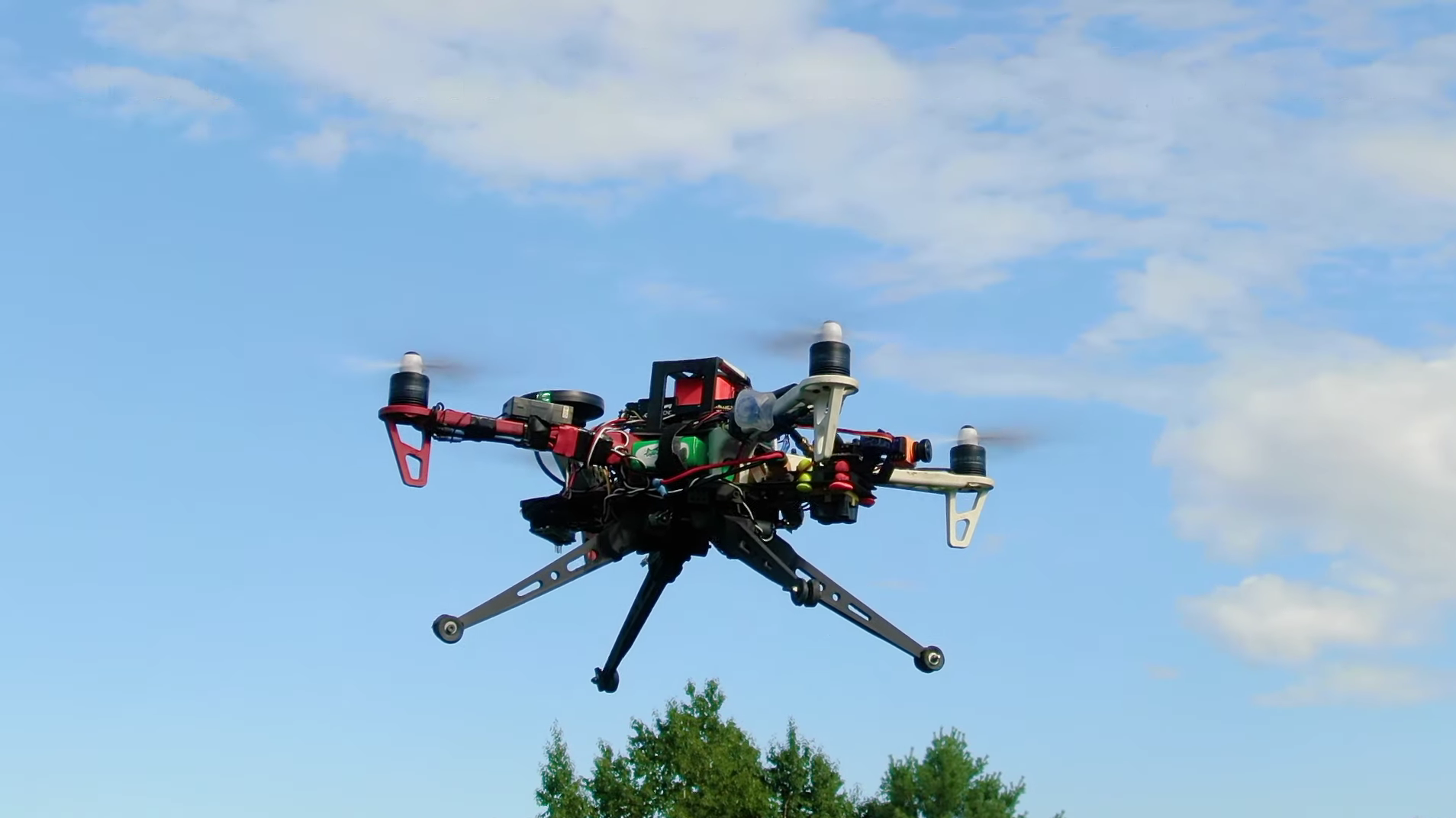 Kanadyjczycy nauczyli dron DJI F450 lądowania na pochyłych dachach