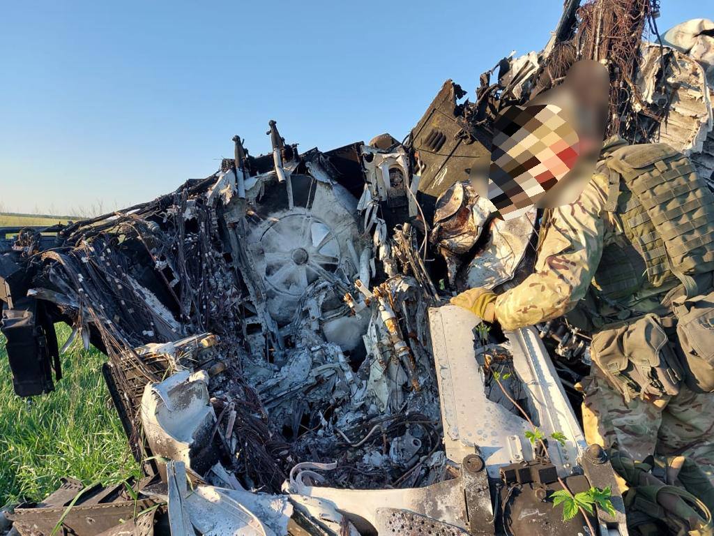 Marines Sił Zbrojnych Ukrainy pokazali szczątki zestrzelonego rosyjskiego śmigłowca Mi-28N