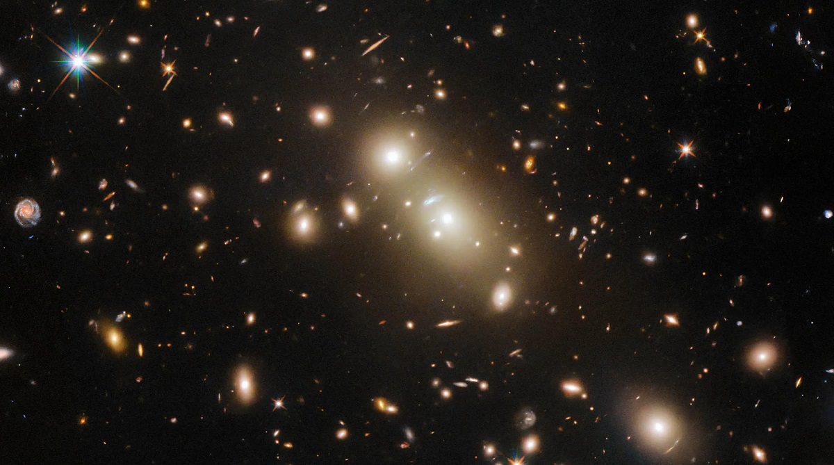 Hubble sfotografował ogromną gromadę galaktyk 2,6 mld lat świetlnych od Ziemi, która może pomóc w badaniu ciemnej materii.