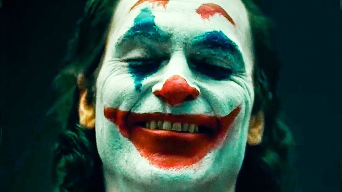 Reżyser Todd Phillips świętuje rok do premiery sequela "Jokera" nowym zdjęciem Joaquina Phoenixa w jego kultowej roli złoczyńcy DC Universe
