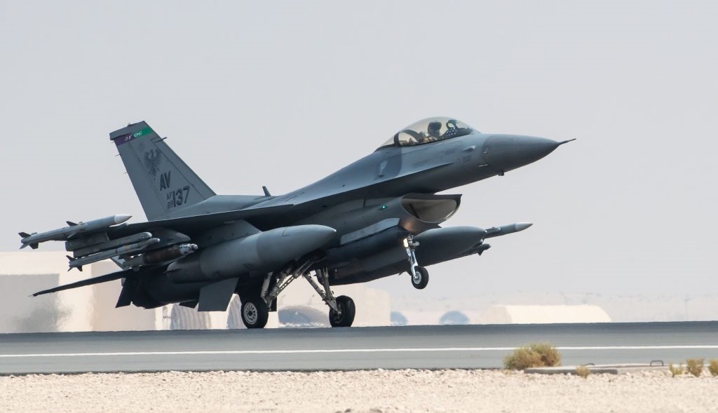 Stany Zjednoczone wysłały myśliwce F-16 Fighting Falcon do Zatoki Perskiej, aby odstraszyć Iran, który zniszczył trzy myśliwce J-21 Jastreb w jednej bitwie