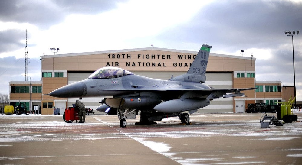 W Stanach Zjednoczonych myśliwiec F-16 Fighting Falcon zrzucił dwa zbiorniki paliwa na ziemię z powodu awarii podczas misji treningowej