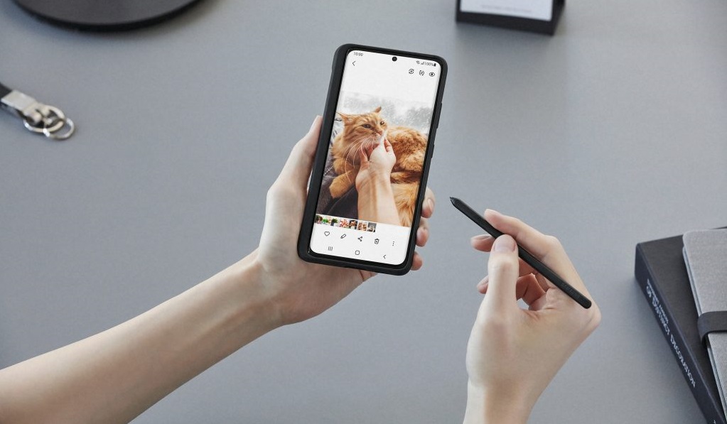 Smartfony Samsung Galaxy S21 Ultra zaczęły wyświetlać różowe smugi na ekranie po majowej aktualizacji - centrum serwisowe zaleca wymianę wyświetlacza