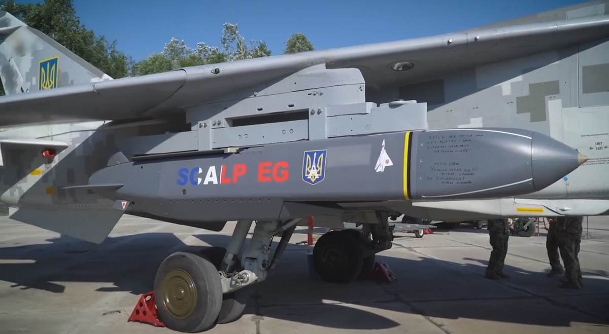 Zelensky po raz pierwszy pokazał francuskie pociski SCALP-EG o zasięgu startu ponad 250 kilometrów na ukraińskim bombowcu frontowym Su-24