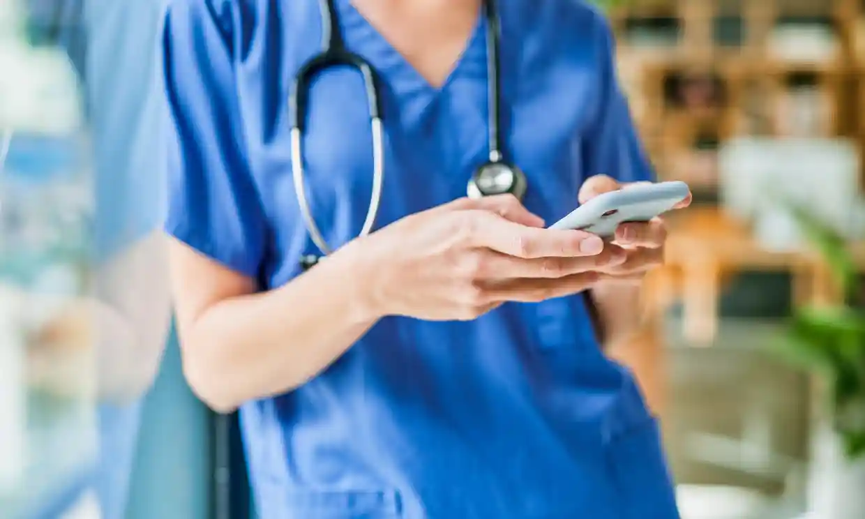 Australia wzywa do ściślejszego uregulowania sztucznej inteligencji po tym, jak lekarze używają ChatGPT do pisania dokumentacji medycznej