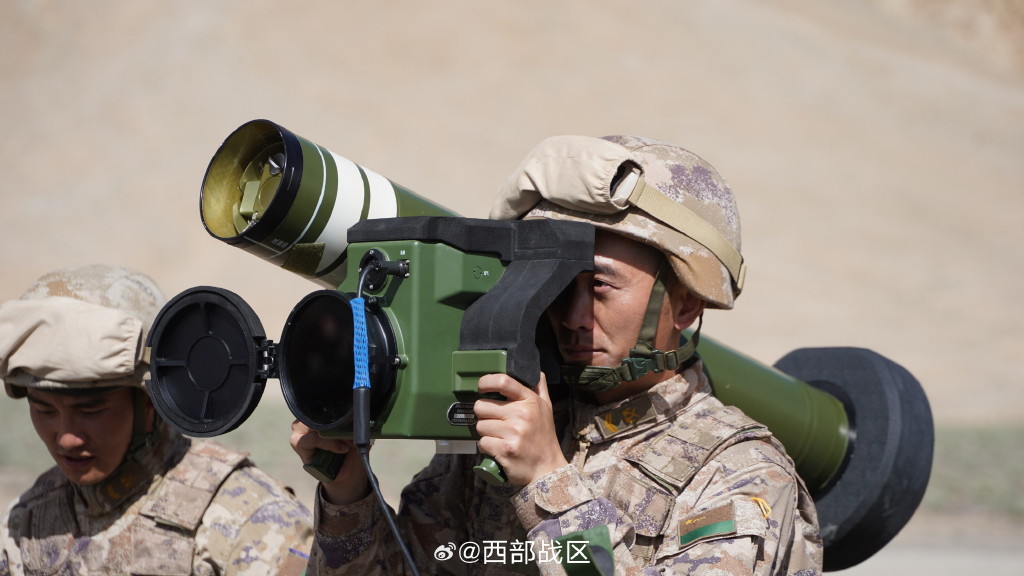 Chińczycy ujawnili system rakiet przeciwpancernych Red Arrow-12 o wartości 18 000 USD, który jest uważany za odpowiednik FGM-148 Javelin