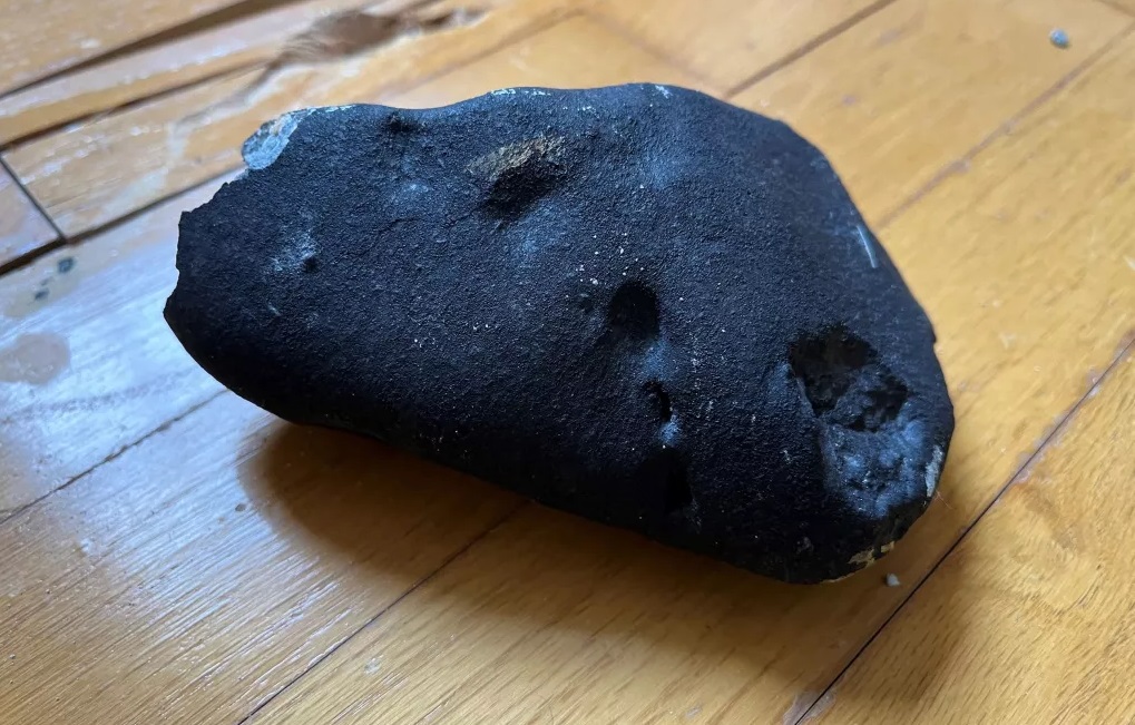 Rzadki, liczący 4,6 mld lat meteoryt, który istnieje od początku istnienia Układu Słonecznego, uderza w dom w USA