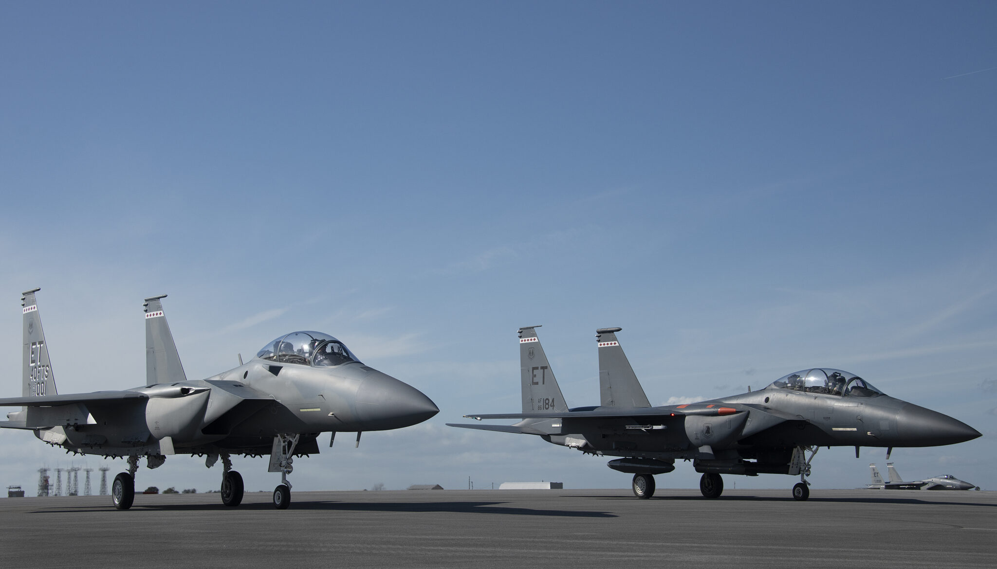 Dwa myśliwce F-15EX Eagle II wystrzeliwują pociski AIM-120 AMRAAM i AIM-9X Sidewinder nad Zatoką Meksykańską