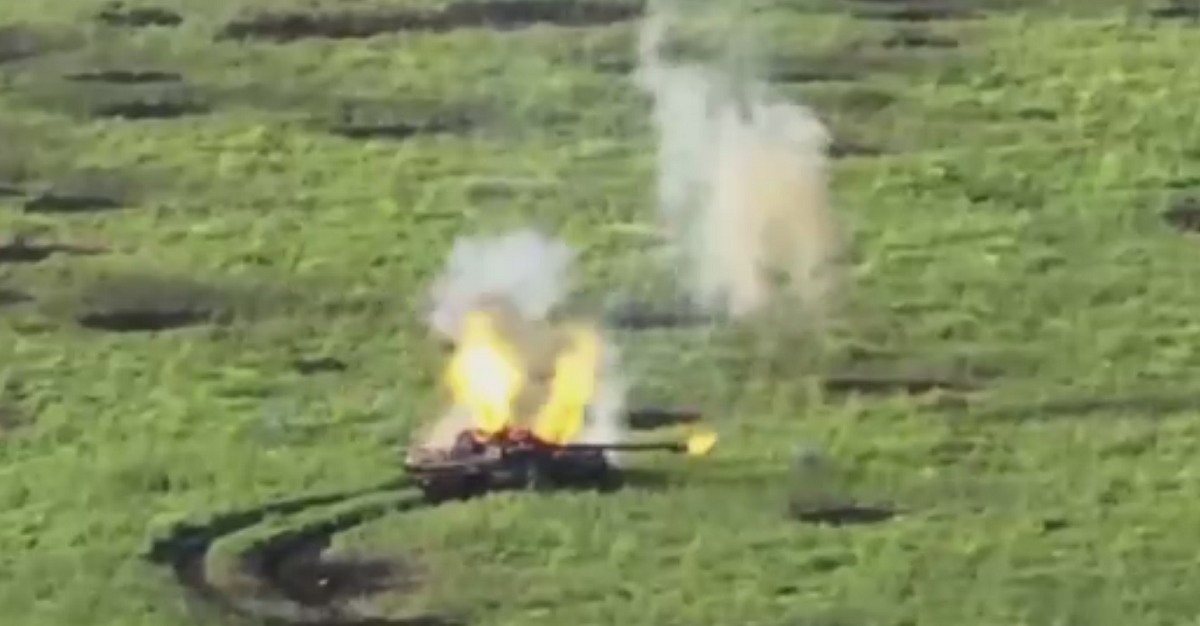 Ukraiński dron FPV spala rosyjski czołg T-80BV od środka, lądując dokładnie w otwartym włazie