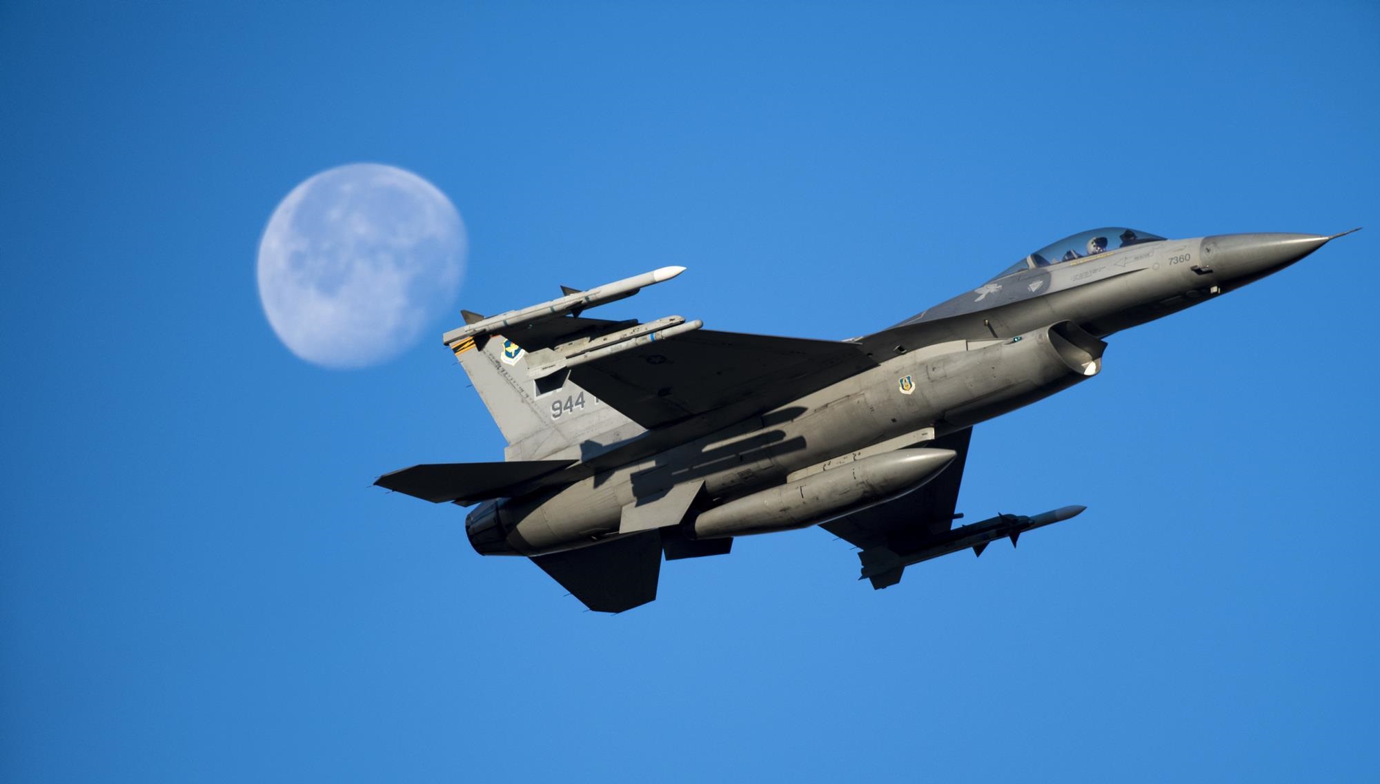 Modernizacja F-16 poprawia wydajność myśliwców w walce z pociskami manewrującymi i możliwości śledzenia celów