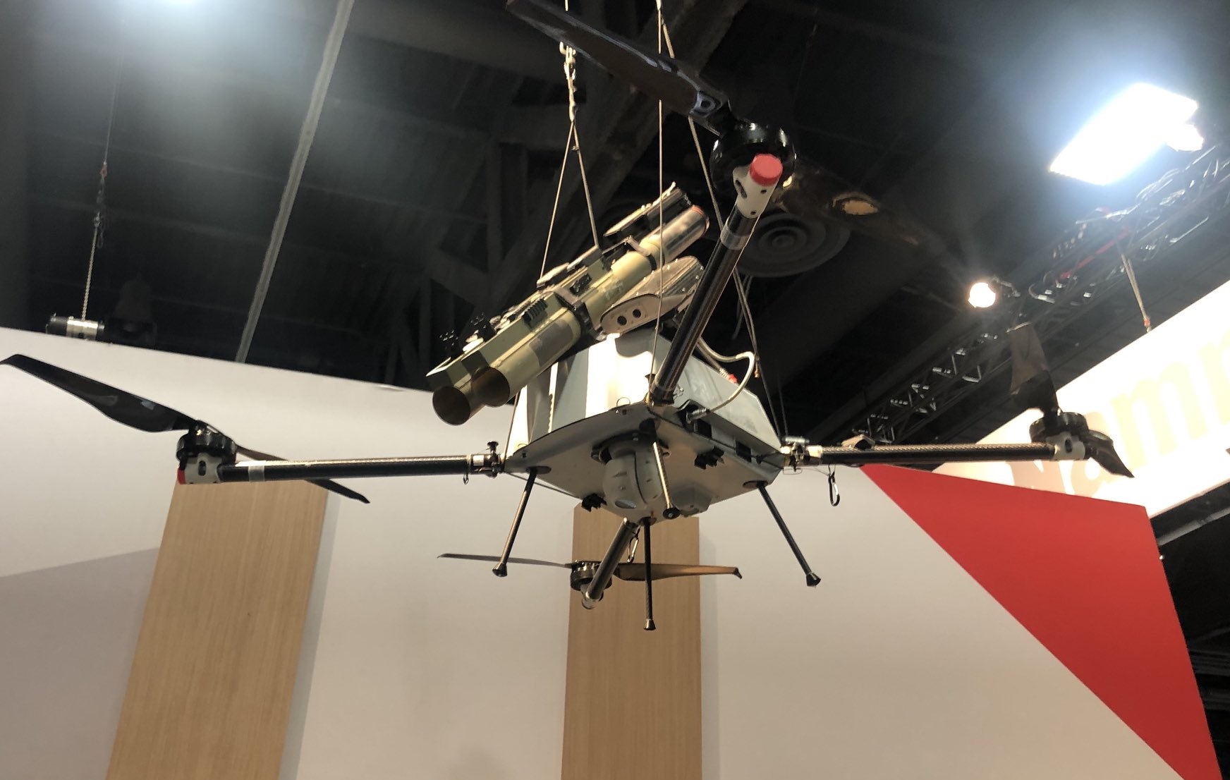Alare Technologies prezentuje drona BLADE-55 z dwoma granatnikami przeciwpancernymi M72 LAW