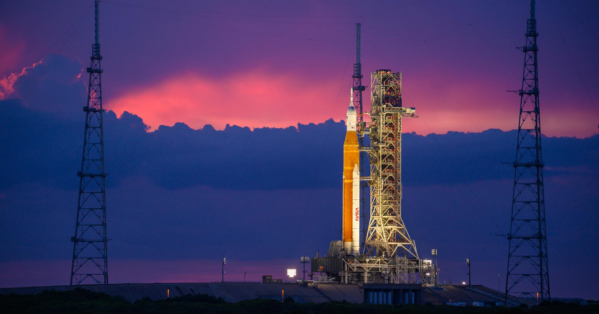 NASA rozpoczęła tankowanie rakiety księżycowej SLS paliwem - zaledwie godziny dzielą ją od misji Artemis I. Streaming online już się rozpoczął