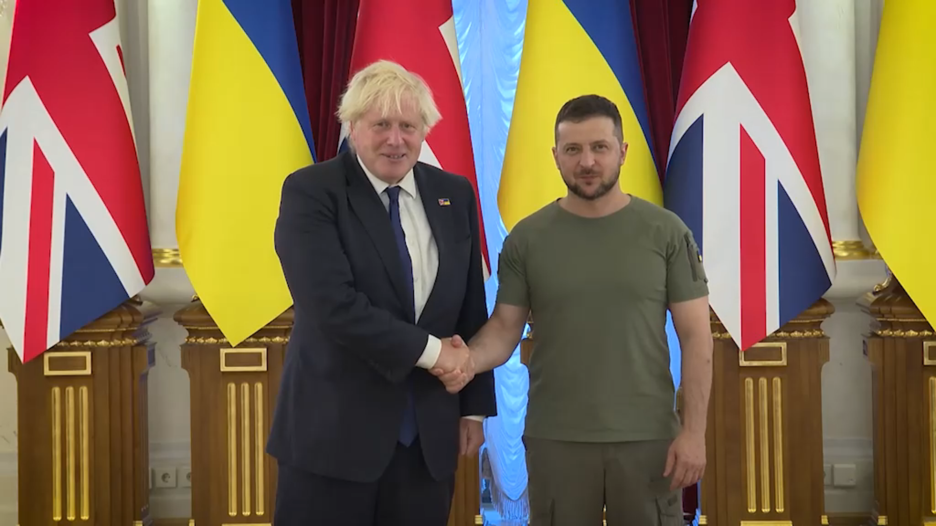 Szczęśliwego Dnia Niepodległości, wszyscy: Boris Johnson ogłasza pakiet pomocy wojskowej dla Ukrainy w wysokości 54 milionów funtów – 850 mikrodronów Black Hornet Nano, dronów kamikaze i amunicji przeciwpancernej