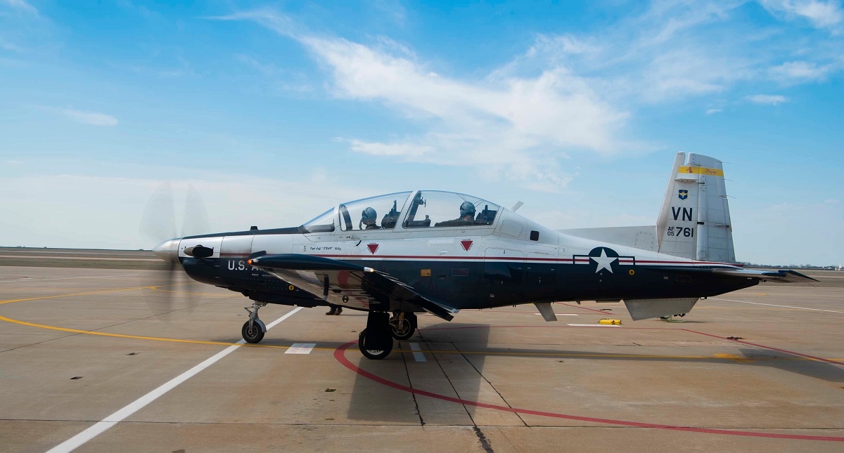Siły Powietrzne Stanów Zjednoczonych przeprowadzą inspekcję 99 samolotów T-6 Texan II po tym, jak silna burza uszkodziła co najmniej 12 samolotów szkoleniowych w Oklahomie.