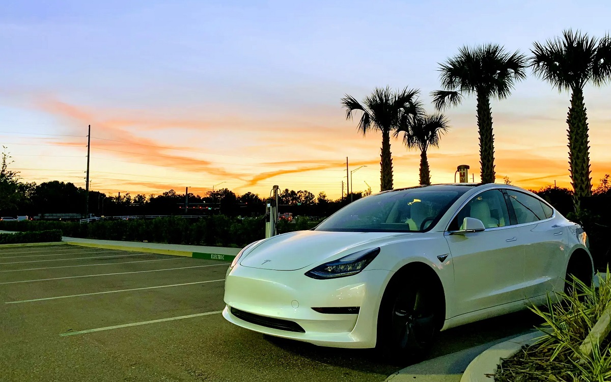 Tesla Model 3 kosztuje już mniej niż Toyota Camry - Kalifornijczycy mogą kupić samochód elektryczny za 25 240 USD