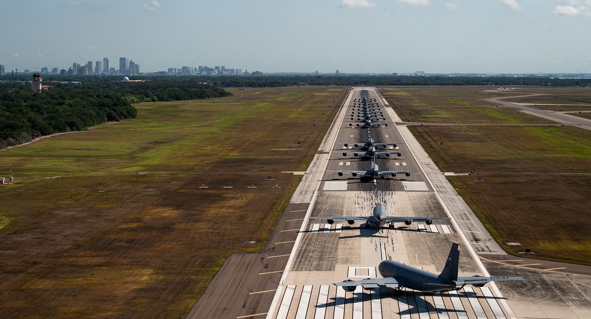 Siły Powietrzne Stanów Zjednoczonych ewakuowały samoloty KC-135 Stratotanker z powodu huraganu kategorii 3 Idalia, który uderzył we Florydę.