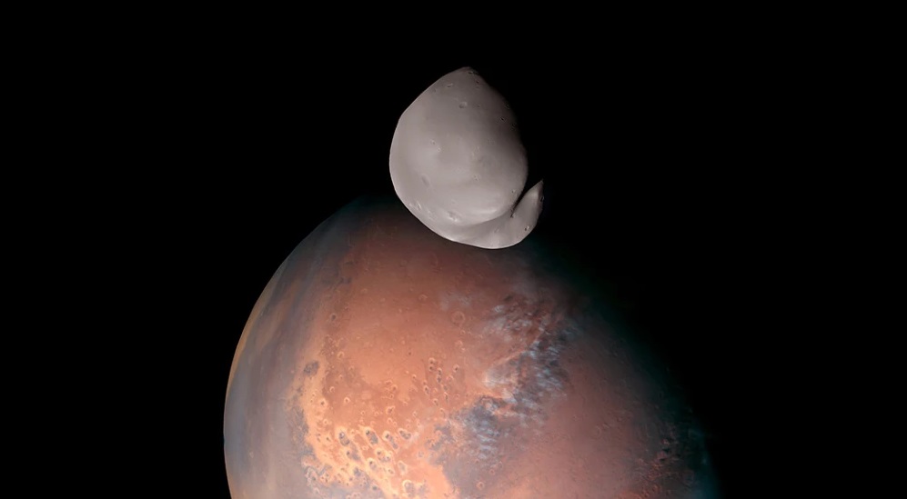 Sonda kosmiczna Hope wykonała pierwsze zdjęcia nietypowego satelity Marsa