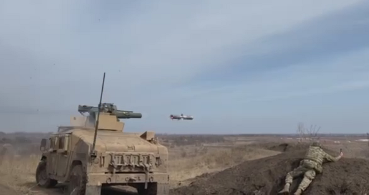 Ukraińskie wojsko pokazuje rzadkie wideo systemu pocisków przeciwpancernych TOW-2B pod Bachmutem