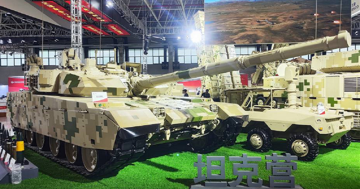 Chiny odsłaniają zmodernizowaną wersję czołgu VT4 - ma on ulepszoną ochronę, zwiększoną siłę ognia i może wystrzeliwać drony kamikadze