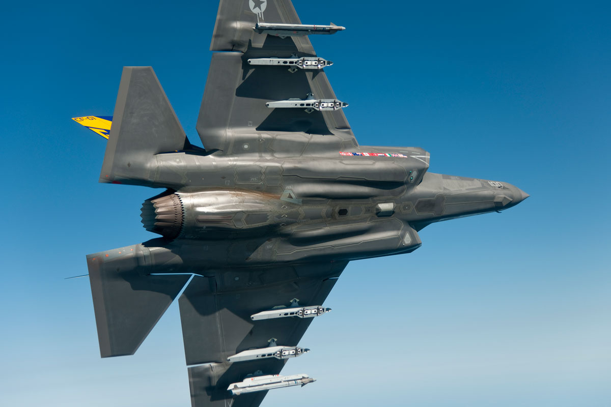 F-35C Lightning II z powodzeniem testuje nową bombę kierowaną StormBreaker bez zakłóceń