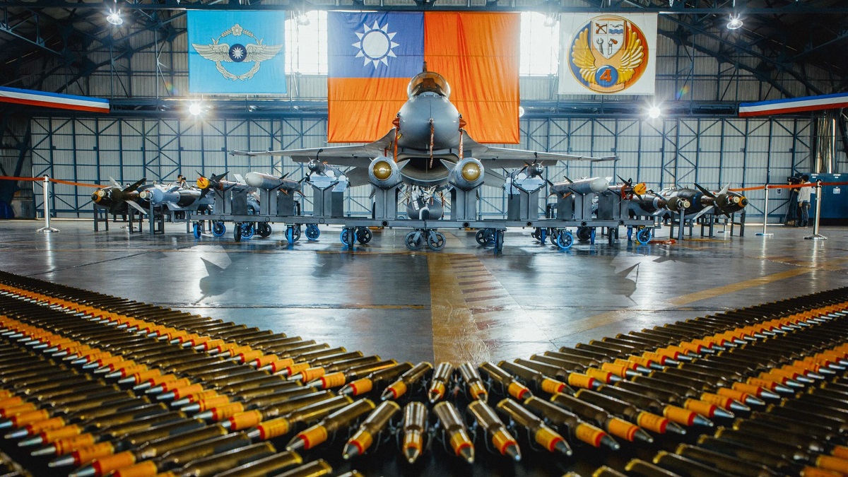Najbardziej zaawansowany myśliwiec F-16V tajwańskich sił powietrznych prawie zniszczył swój własny statek, zrzucając obok niego 900-kilogramową bombę Mk-84