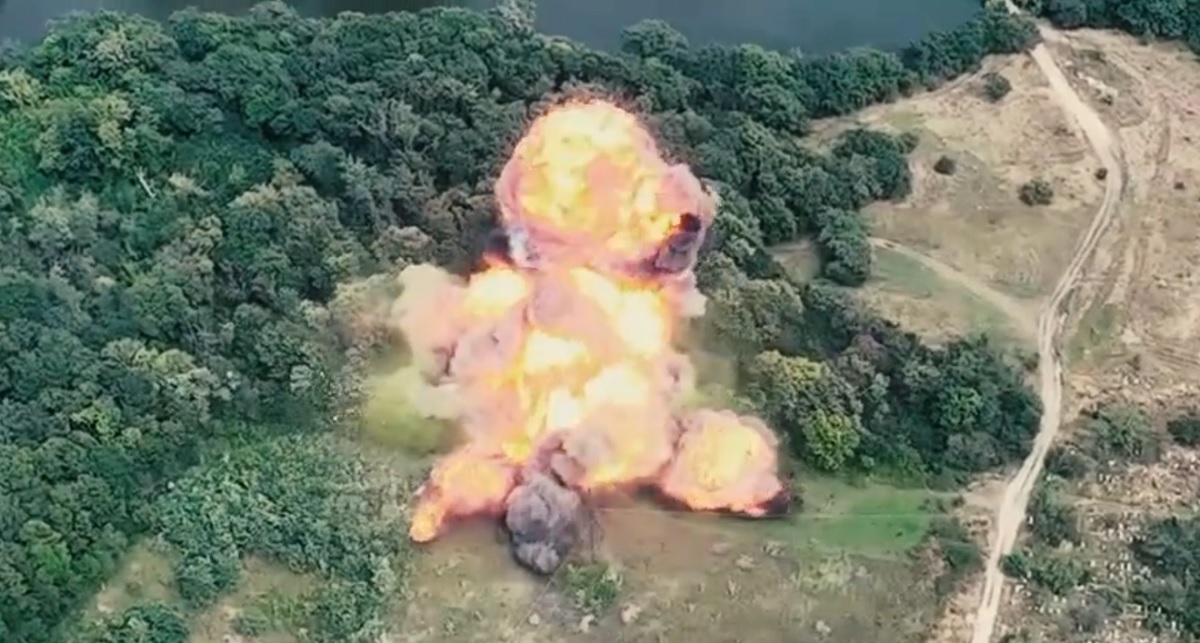 Ukraińskie Siły Zbrojne rozerwały rosyjską wyrzutnię rakietową Grad za pomocą amunicji kasetowej.