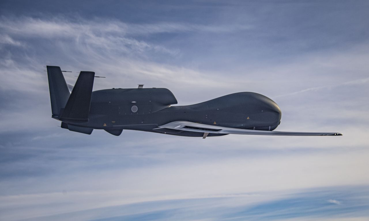 Należący do Sił Powietrznych USA dron strategiczny RQ-4B Global Hawk przeprowadził nietypową misję na Morzu Czarnym, 100 km od wybrzeży Rosji