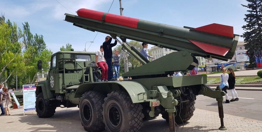 Wojska rosyjskie zaczęły używać nowych samodzielnie wykonanych systemów rakietowych „Snezhinka” z rakietami 324 mm o zasięgu startu 9,6 km